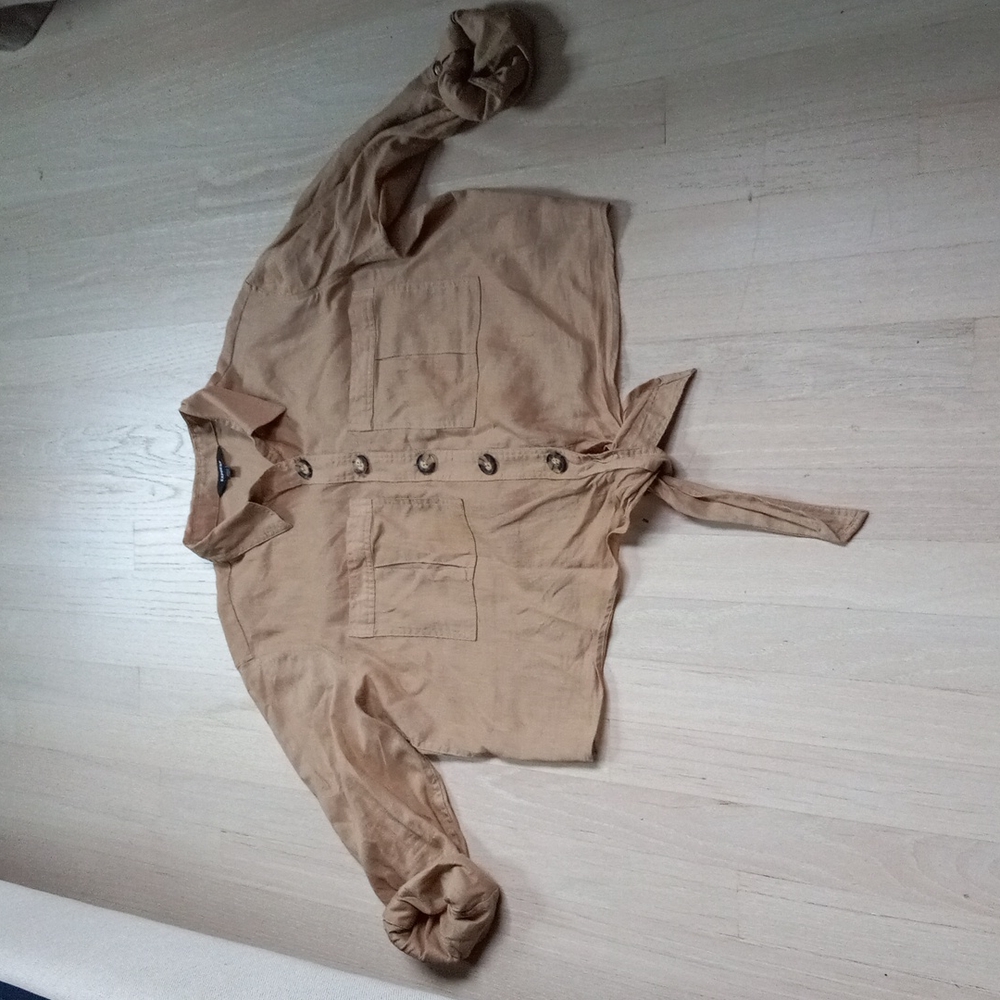 Tie down shirt, modern and flattering